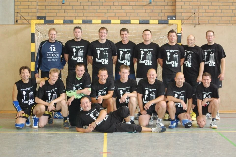 Mannschaftsfoto von Planet2te in der Sporthalle